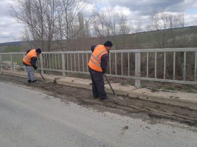 Karayolu Kenarları Çöplerden Temizliyor 1