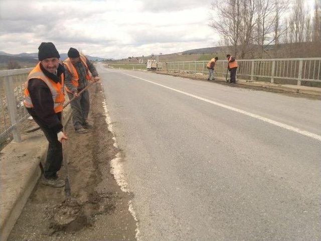 Karayolu Kenarları Çöplerden Temizliyor 2