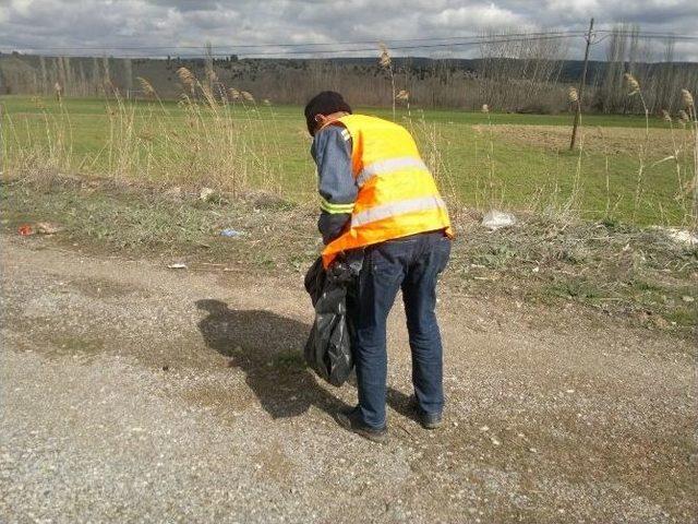 Karayolu Kenarları Çöplerden Temizliyor 3