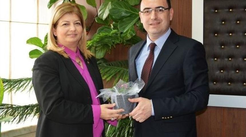 Yunusemre&rsquo;de Doktorlara &Ccedil;i&ccedil;ek Dağıtıldı