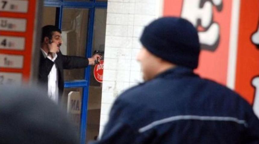 Tabancanın Birini Başına Dayadı, Diğerini Polise Doğrulttu