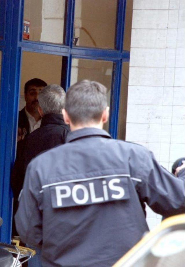 Tabancanın Birini Başına Dayadı, Diğerini Polise Doğrulttu 1