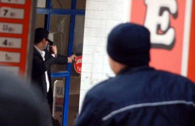 Tabancanın Birini Başına Dayadı, Diğerini Polise Doğrulttu 2