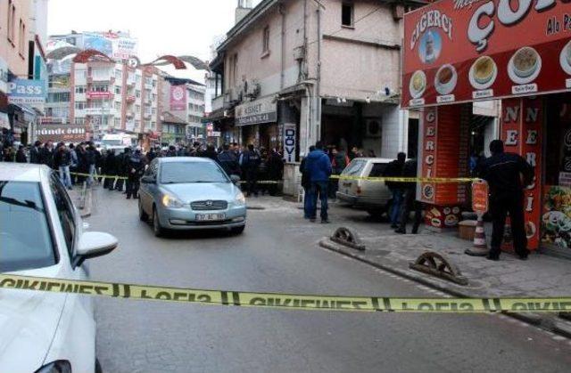 Tabancanın Birini Başına Dayadı, Diğerini Polise Doğrulttu 3