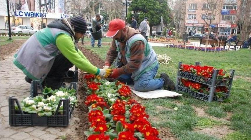İzmit&rsquo;te Parklar &Ccedil;i&ccedil;ek A&ccedil;tı