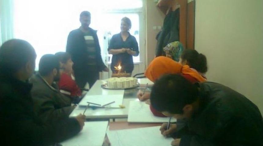 Boz&uuml;y&uuml;k&rsquo;te Engellilere Y&ouml;nelik Karakalem Ve Resim Kursu