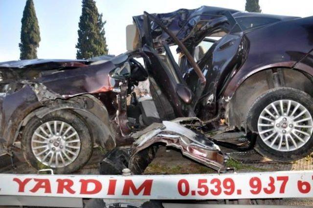 Ağaca Çarpan Otomobilde Sıkışıp, Can Verdi