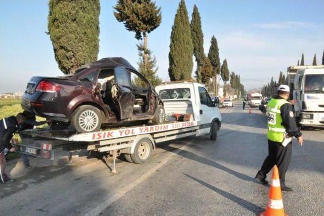 Ağaca Çarpan Otomobilde Sıkışıp, Can Verdi