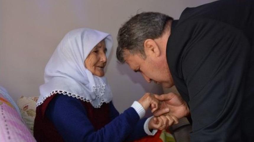 Başkan &Ccedil;er&ccedil;i Havva Nine&rsquo;nin Hayır Duasını Aldı