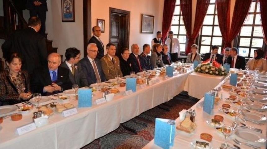 Macaristan Cumhurbaşkanı K&uuml;tahya Yemeklerine Hayran Kaldı