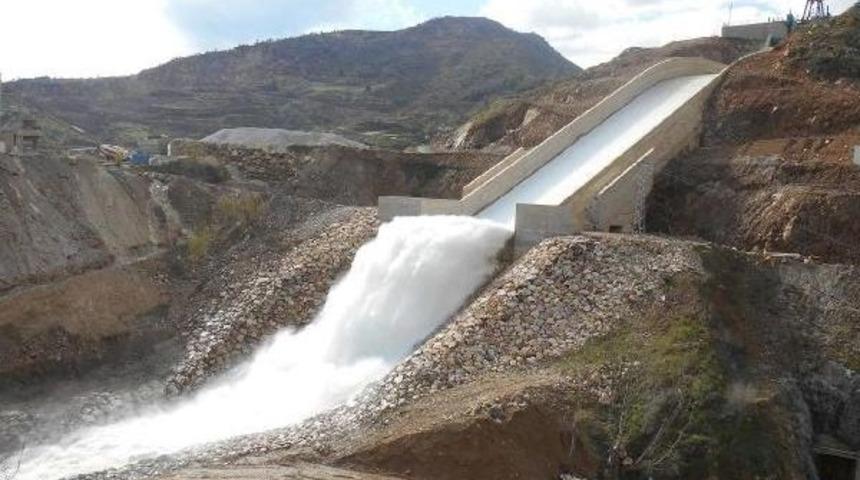 Baraj Kapakları A&ccedil;ıldı, Boşaltılan 3 Mahalle Sular Altında Kaldı