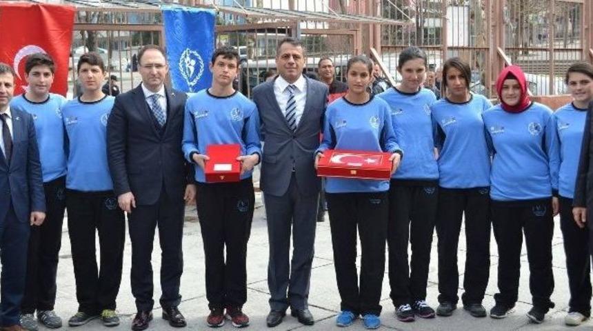 Gelibolu&rsquo;dan Alınan Kutsal Emanetler Bursalı Atletlere Teslim Edildi