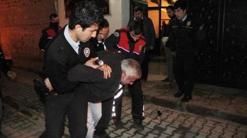 Huzur Operasyonunda Polis Ile M&uuml;şteri Arasında Arbede: 5 G&ouml;zaltı