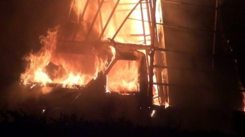 Mobilya Y&uuml;kl&uuml; Kamyonet, Kırmızı Işıkta Alev Aldı