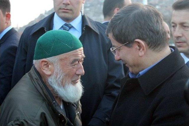 Başbakan Davutoğlu, Hacı Bayram Veli Cami’inde Sabah Namazı Kıldı