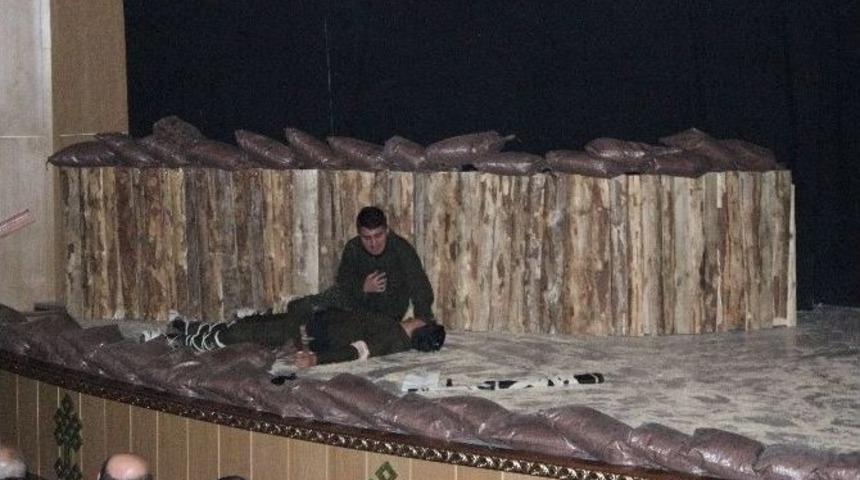 &Ccedil;anakkale Zaferinin 100. Yıl Tiyatrosu Herkese Ağlattı