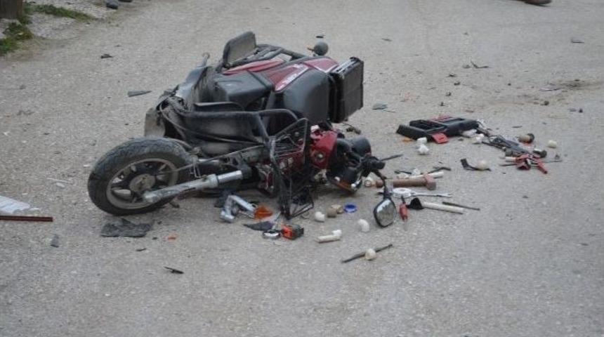 Ekobis İle Otomobil Kafa Kafaya &Ccedil;arpıştı: 2 Yaralı