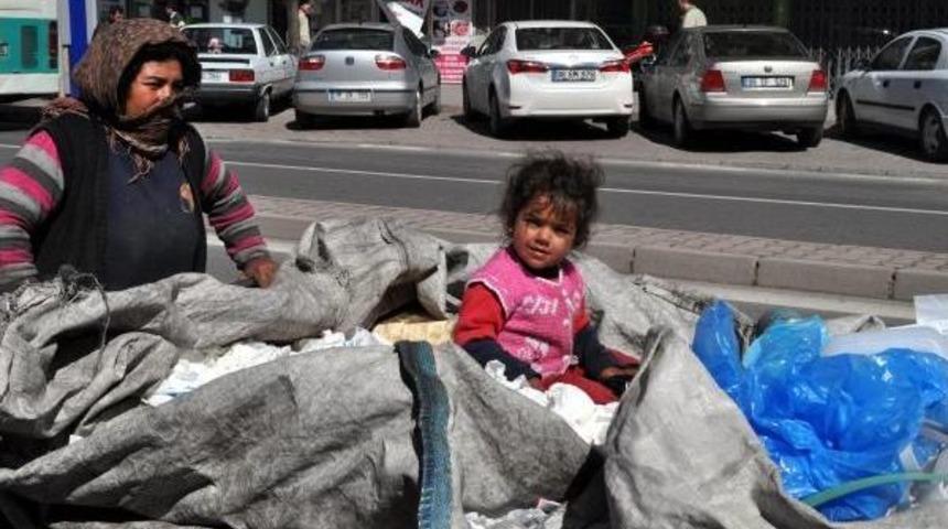 Minik Kızın &Ccedil;&ouml;pler Arasındaki Yaşam M&uuml;cadelesi