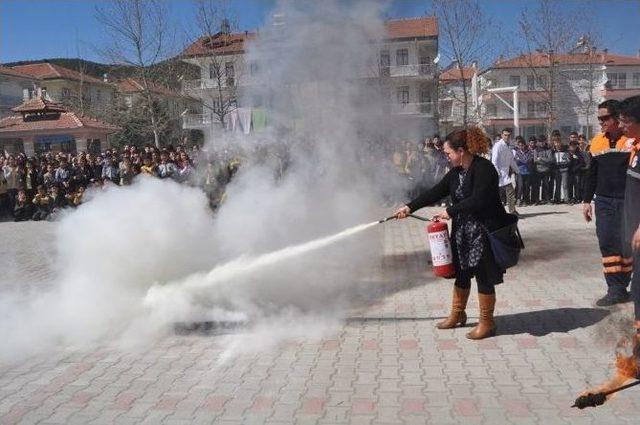 Ortaokul Öğrencilerine Yönelik Yangın Ve Deprem Tatbikatı Düzenlendi