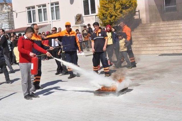 Ortaokul Öğrencilerine Yönelik Yangın Ve Deprem Tatbikatı Düzenlendi