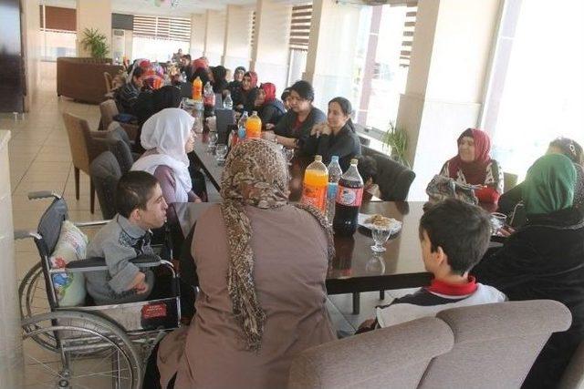 Engelli &Ccedil;ocuklara S&uuml;rpriz Doğum G&uuml;n&uuml; Kutlaması 1