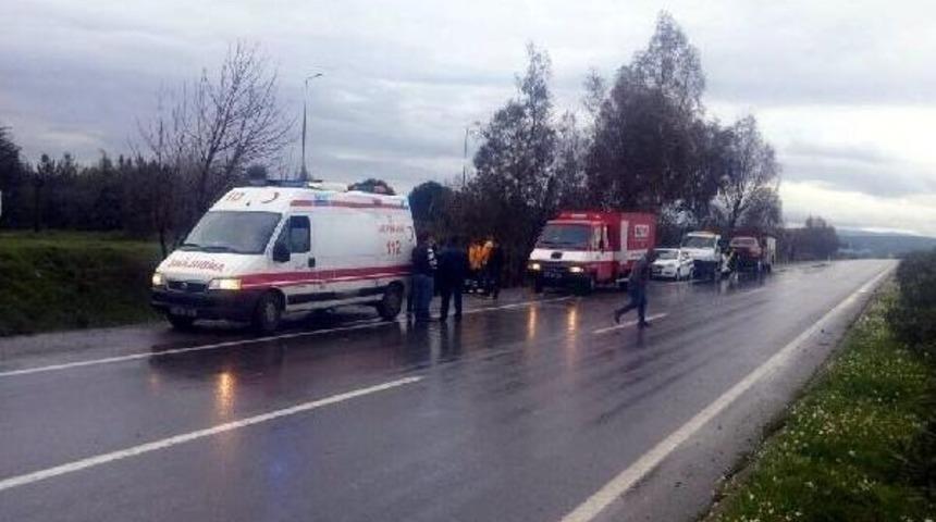Otomobil Yol Kenarındaki Ağaca &Ccedil;arptı: 1 &Ouml;l&uuml;, 1 Yaralı