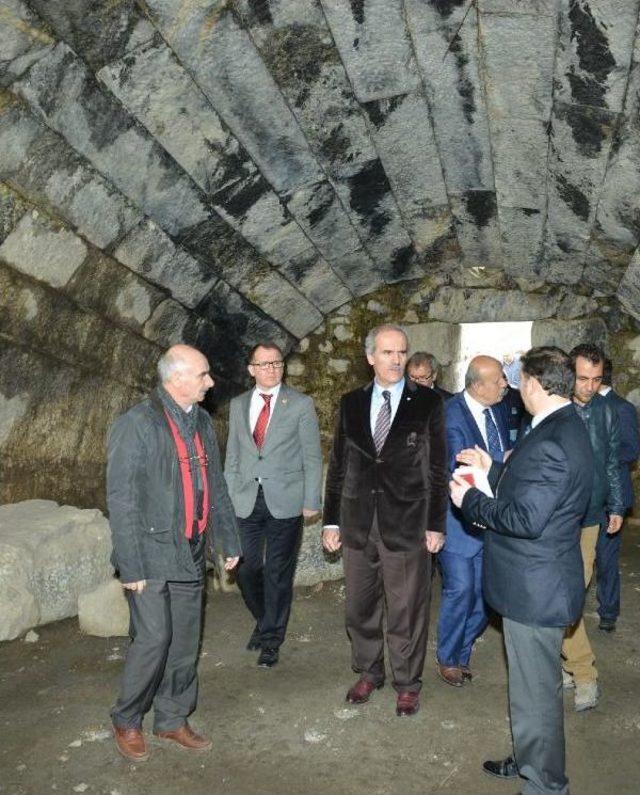 İznik te 2 Bin Yıllık Amfi Tiyatro Restore Ettirilecek 2