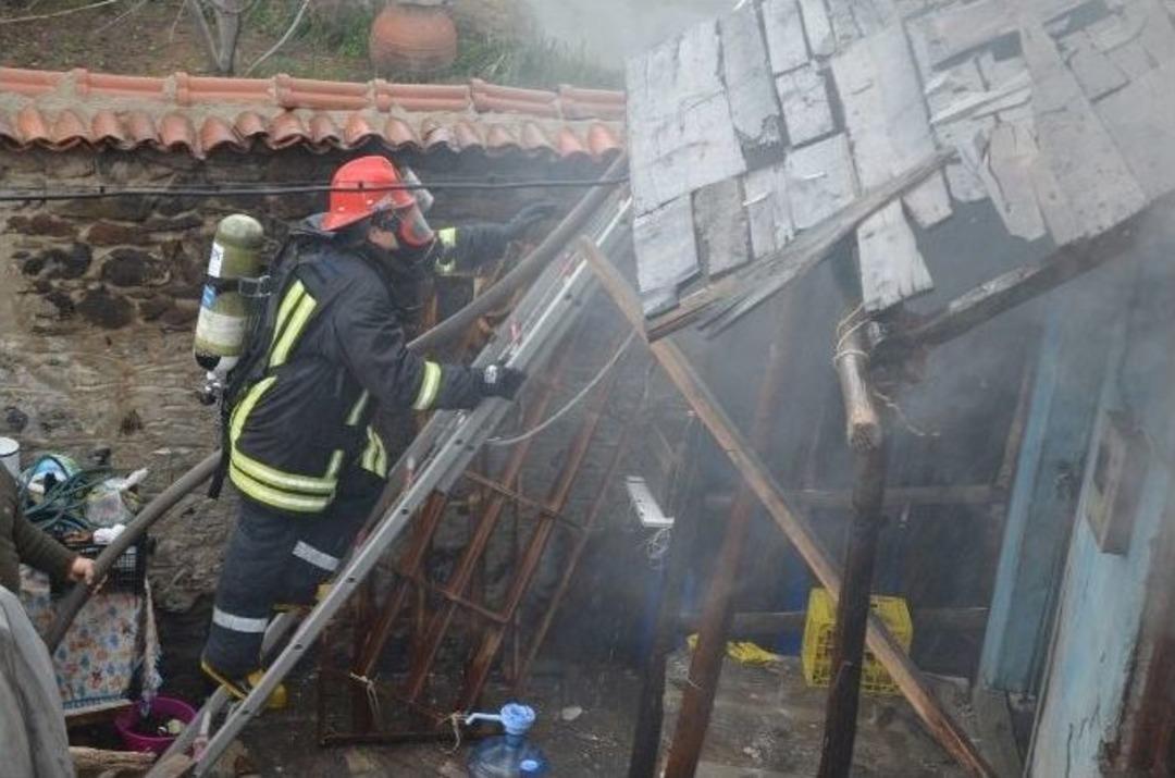 &Ccedil;ıkan Yangın İki Katlı Ahşap Evi K&uuml;le D&ouml;nd&uuml;rd&uuml;