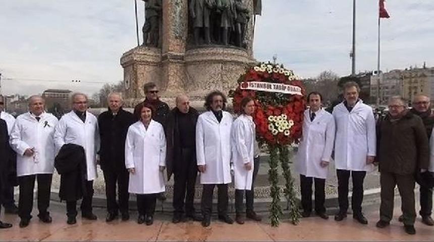 Hekimler Taksim'de &Ccedil;elenk Koydu, Sorunlarını Anlattı
