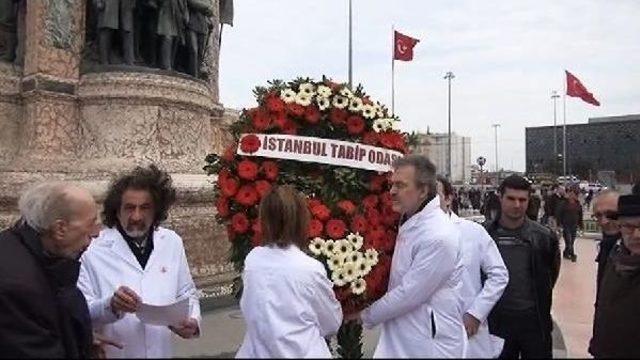 Hekimler Taksim'de Çelenk Koydu, Sorunlarını Anlattı