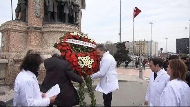 Hekimler Taksim'de Çelenk Koydu, Sorunlarını Anlattı