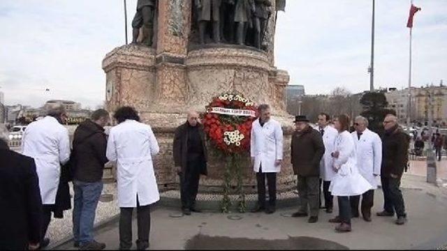 Hekimler Taksim'de Çelenk Koydu, Sorunlarını Anlattı