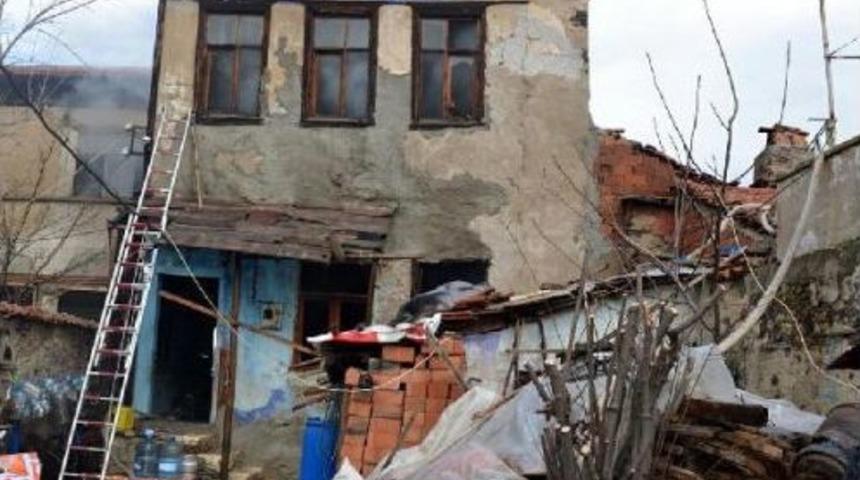 2 Katlı Ev Yangında Kül Oldu