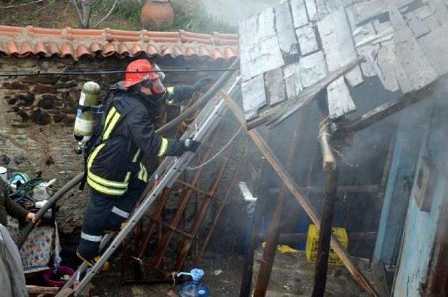 2 Katlı Ev Yangında Kül Oldu