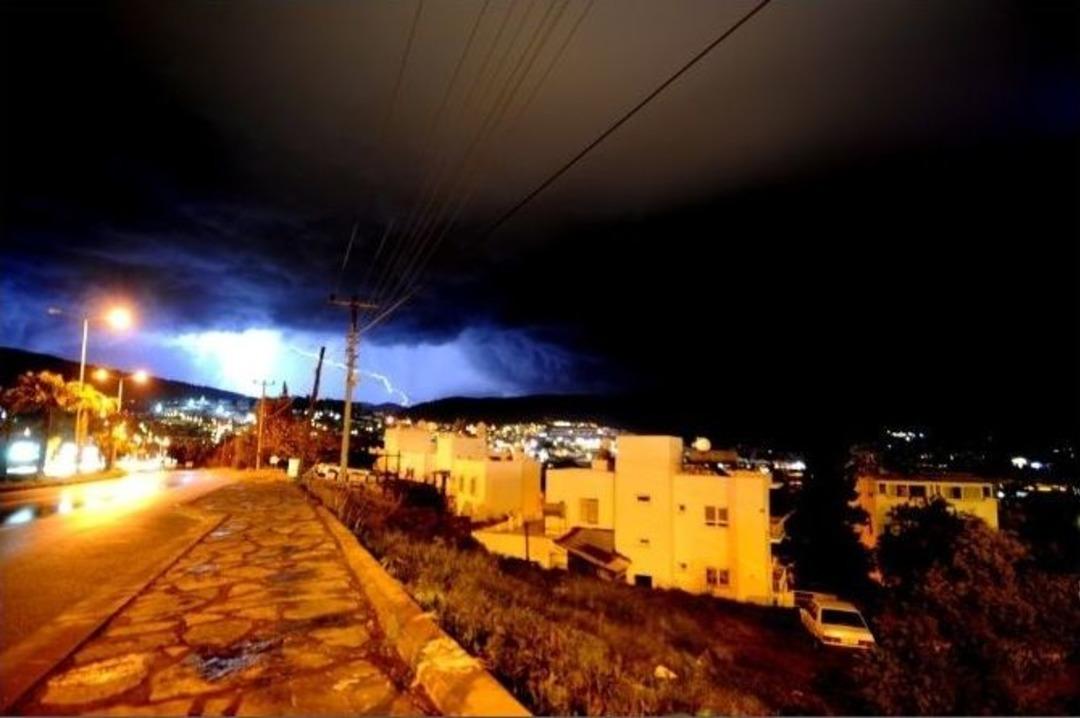 Bodrum&rsquo;da Şimşek Ve Yıldırımlar Geceyi Aydınlattı