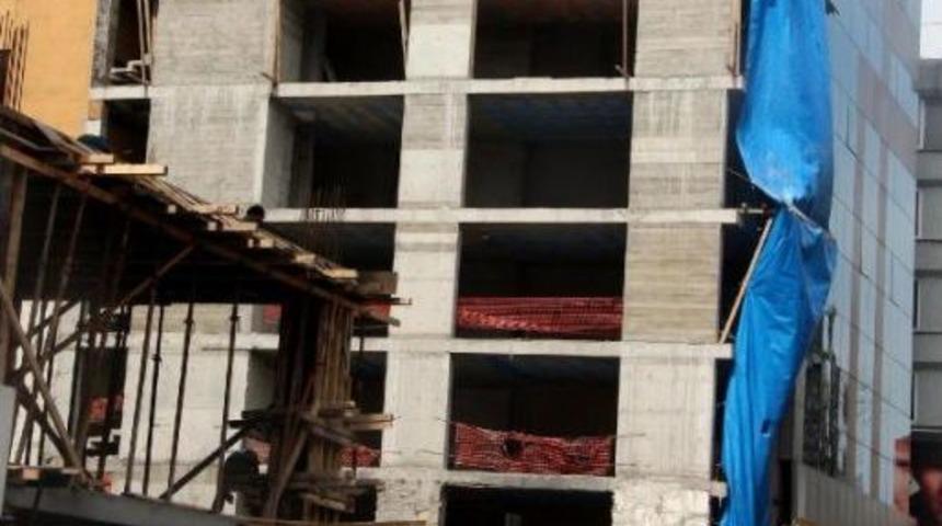7 Katlı Inşaatta Tehlikeli &Ccedil;alışma