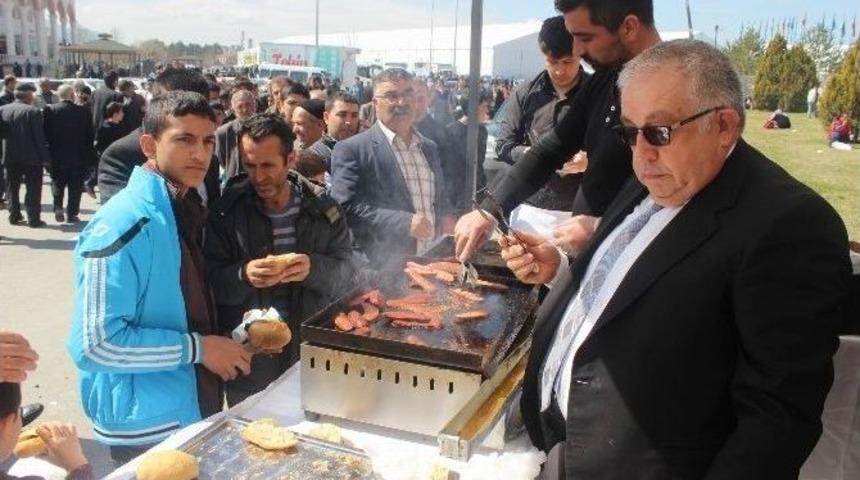 Ticaret Borsası Tarım Fuarı&rsquo;nda 5 Bin Sucuk Ekmek Dağıttı