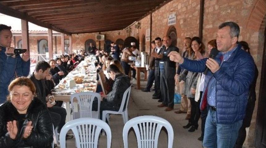 Menemen&rsquo;de Bayanlar El Ele Verdi