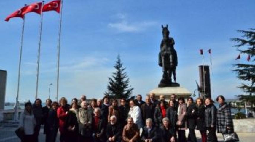 &Ouml;ğretmen Okulu Mezunları Atat&uuml;rk Anıtına &Ccedil;elenk Koydu