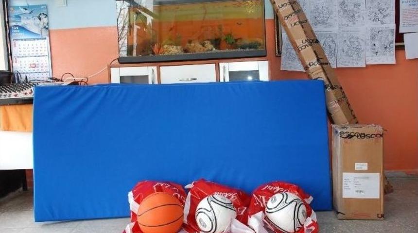 Didim 75 Gen&ccedil;lik&rsquo;ten Arif Nihat Asya&rsquo;ya Spor Malzemesi Desteği