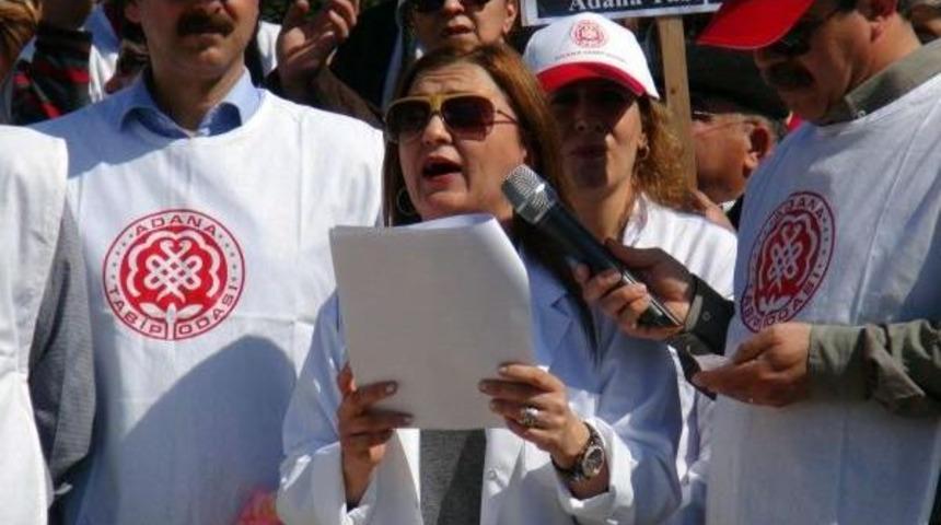 Adana'da Sağlık &Ccedil;alışanları Y&uuml;r&uuml;d&uuml;