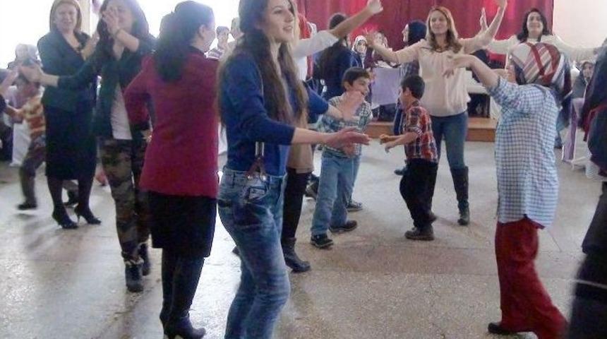 Sarıkamış&rsquo;ta Ak Partili Kadınlar G&ouml;n&uuml;llerince Eğlendi