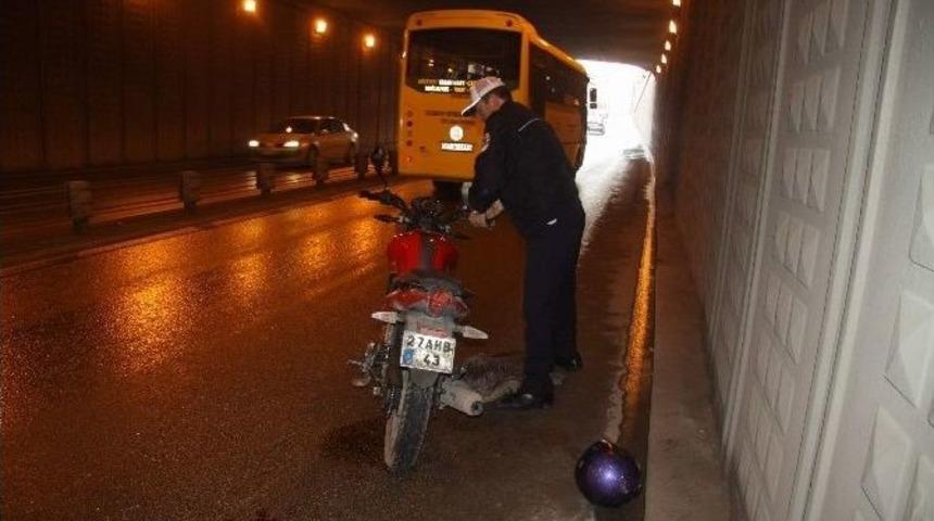 S&uuml;r&uuml;c&uuml; Kaza Yaptı, Motosikletini Polis Taşıdı