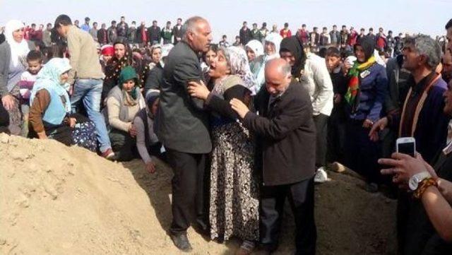 Mayın Patlaması Sonucu &Ouml;len Ypg li Kadının Cenazesi Iğdır da Toprağa Verildi 3
