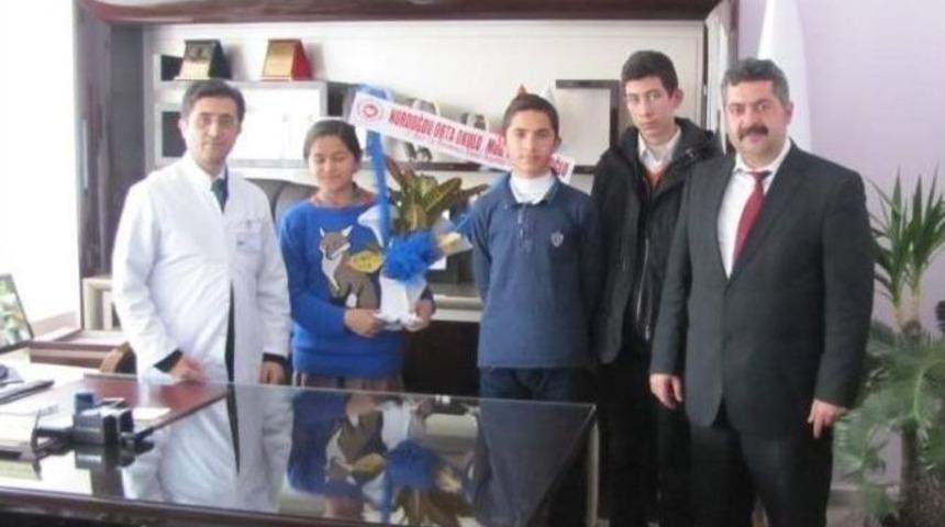 Yerk&ouml;y&rsquo;de &Ouml;ğrenciler Sağlık &Ccedil;alışanlarının Tıp Bayramını Kutladı