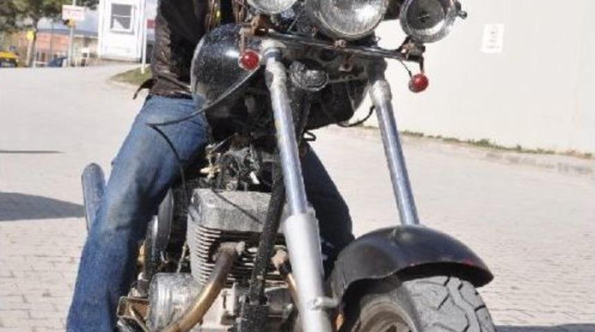 Temizlik Iş&ccedil;isi 'harley-Davidson' Benzeri Motosiklet Yaptı