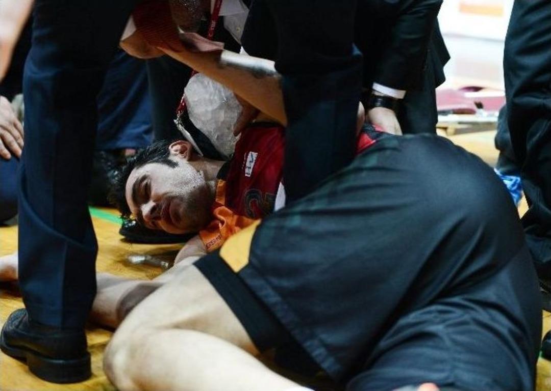 Derbide B&uuml;y&uuml;k Şok: İki Oyuncu Hastaneye Kaldırıldı