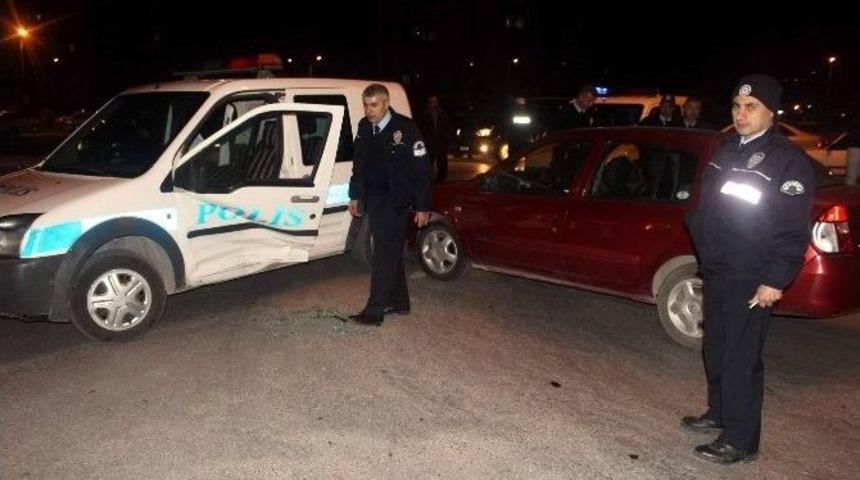 Otomobil İle Polis Aracı &Ccedil;arpıştı: 1 Polis Yaralı
