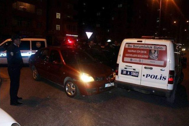 Otomobil İle Polis Aracı Çarpıştı: 1 Polis Yaralı