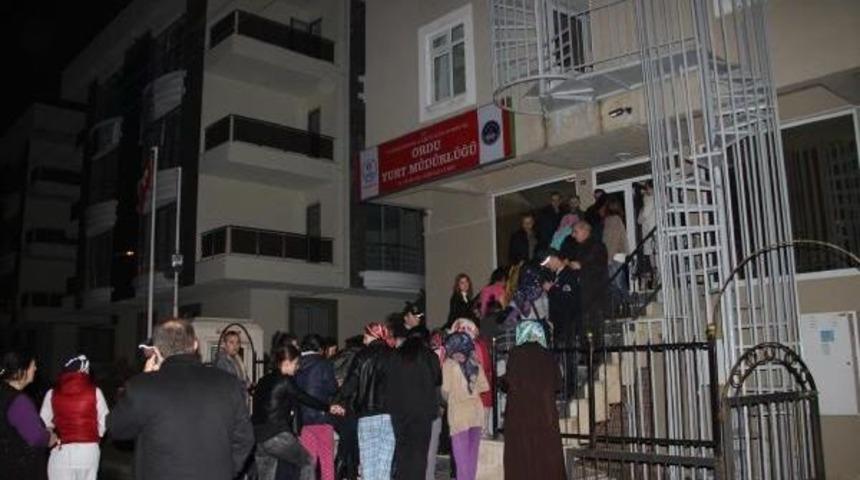 Kız &Ouml;ğrenci Yurdunda Kablo Yangını Paniğe Neden Oldu